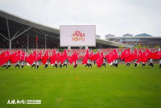 年度重磅全球瞩目年度重磅全球瞩目年度最佳悬疑电影《利刃出鞘》在阿加莎;克里斯蒂式经典探案类型的基础上，进行了颠覆性的革新，同时，还将故事融入在了当下的社会环境，犀利地探讨了诸多火热的社会问题，以更现代化的角度、更悬念重重的案件，为电影带来了独一无二的观赏性